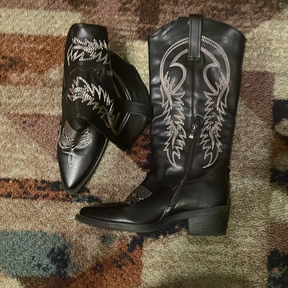 Western Non-stiff beige embroidered black rubbered sole boots